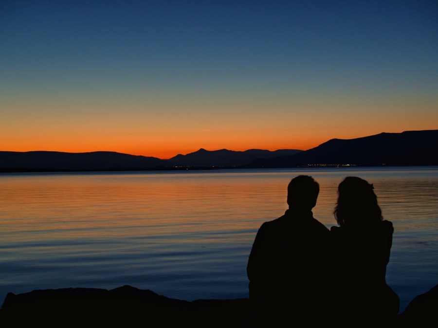<b>Vorkvöld í Reykjavík</b><br>Ég gekk framan á þetta fótógeníska, en dularfulla par sem var að dást að sólarlaginu við Sæbrautina. Þau veittu góðfúslegt leyfi fyrir myndatökunni, en með því skilyrði að hvorki andlit þeirra né nöfn kæmu fyrir.<br>Eintak 1 af 30<br>Lítil: 30x45 cm kr. 15.000<br>Miðstærð:40x55 cm kr. 20.000<br>Stór: 50x70 cm kr. 25.000<br>Eintak 1 af 1 á kr. 350.000