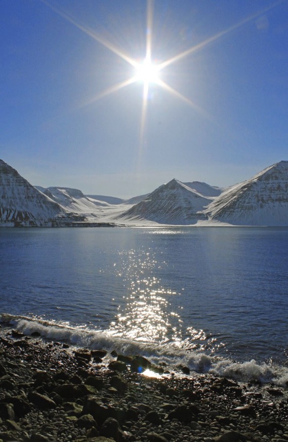 <b>Vetrars&oacute;l &aacute; Flateyri</b><br>Kyrr&eth;in og n&aacute;tt&uacute;rufegur&eth;in &aacute; Vestfj&ouml;r&eth;unum er einst&ouml;k og f&aacute;tt er meira afslappandi en a&eth; tilla s&eacute;r &iacute; fj&ouml;runni &aacute; g&oacute;&eth;vi&eth;risdegi og hlusta &aacute; b&aacute;rurnar hjala.<br>Eintak 1 af 30<br>L&iacute;til: 50x30 cm kr. 22.000<br>Mi&eth;st&aelig;r&eth;:70x45 cm kr. 31.000<br>St&oacute;r: 85x55 cm kr. 36.000<br>Eintak 1 af 1 &aacute; kr. 350.000