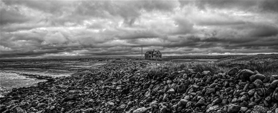 <b>Rifstangi &uacute;r fjarl&aelig;g&eth;</b><br>&Ouml;nnur mynd af Rifstanga, n&uacute; &uacute;r fjarl&aelig;g&eth;. Skammt fr&aacute; ey&eth;b&yacute;linu er samfalli&eth; gripah&uacute;s og er myndin tekin &iacute; fj&ouml;rubor&eth;inu vi&eth; r&aelig;tur &thorn;ess.<br>Eintak 2 af 30<br>L&iacute;til: 30x70 cm kr. 28.000<br>Mi&eth;st&aelig;r&eth;:40x95 cm kr. 33.000<br>St&oacute;r: 50x120 cm kr. 40.000