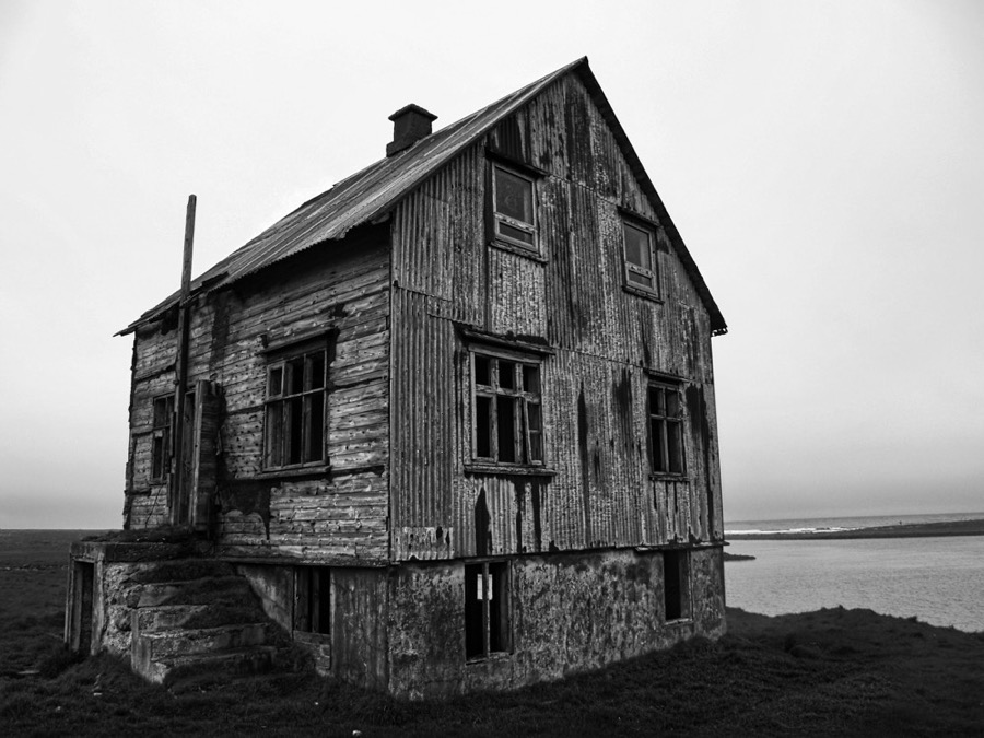 <b>Skinnal&oacute;n</b><br>Skinnal&oacute;n 1 var reist &iacute; kringum aldam&oacute;tin 1900 og f&oacute;r &iacute; ey&eth;i um 1940.<br> &THORN;essi mynd er tekin 2006 og gr&iacute;pur h&uacute;si&eth; &aacute; s&iacute;&eth;ustu &aacute;rum &thorn;ess &iacute; hr&ouml;rnun, einmana og ve&eth;ra&eth; &aacute; vindasamri Melrakkasl&eacute;ttunni.<br>&Oacute;l&iacute;kt flestum ey&eth;ib&yacute;lum &aacute; &thorn;etta s&eacute;r &thorn;&oacute; &aacute;n&aelig;gjulegan endi &thorn;ar sem &ouml;rf&aacute;um &aacute;rum eftir a&eth; myndin var tekin h&oacute;fust metna&eth;arfullar endurb&aelig;tur &aacute; h&uacute;sinu og &thorn;egar &eacute;g kom &thorn;arna n&aelig;st 2019 var h&uacute;si&eth; eins og n&yacute;tt!<br>Eintak 1 af 30<br>L&iacute;til: 30x40 cm kr. 22.000<br>Mi&eth;st&aelig;r&eth;:40x50 cm kr. 28.000<br>St&oacute;r: 50x65 cm kr. 35.000