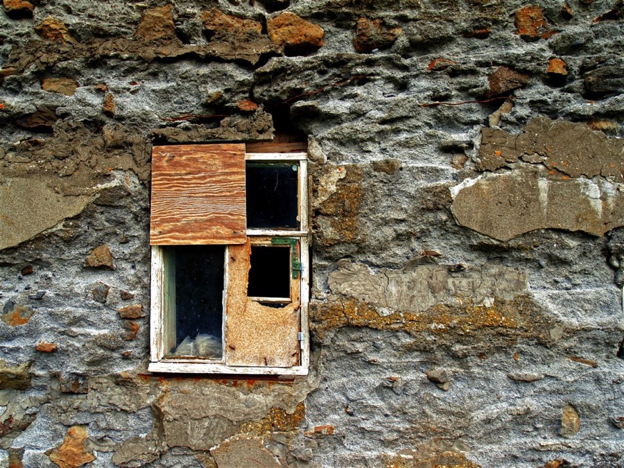 <b>Skj&aacute;rinn</b><br>Gluggi &aacute; ey&eth;ib&yacute;li vestur &aacute; fj&ouml;r&eth;um. &THORN;a&eth; er merkilegt hva&eth; hann heldur s&eacute;r vel mi&eth;a&eth; vi&eth; ve&eth;runina &aacute; veggnum sem hann tilheyrir.<br>Eintak 1 af 30<br>L&iacute;til: 33x45 cm kr. 22.000<br>Mi&eth;st&aelig;r&eth;: 45x60 cm kr. 28.000<br>St&oacute;r: 55x75 cm kr. 35.000